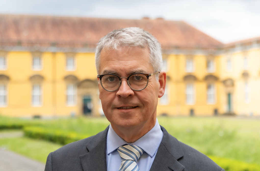 Bild von Markus Zimmer vor dem Schloss der Universität Osnabrück. Bild von Markus Zimmer vor dem Schloss der Universität Osnabrück.