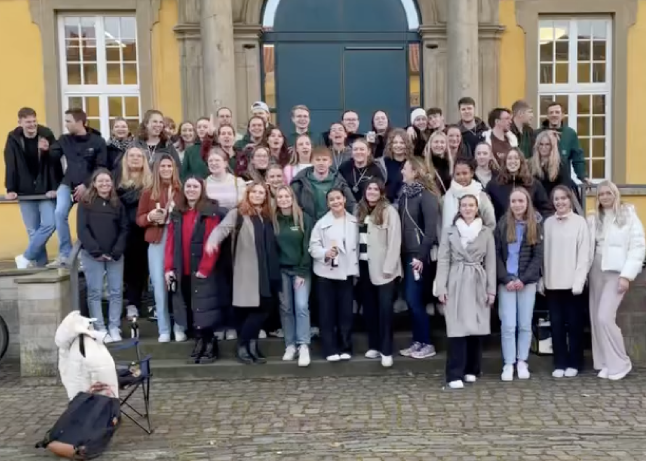 Bild von einer Menschengruppe vor dem Schloss der Universität Osnabrück