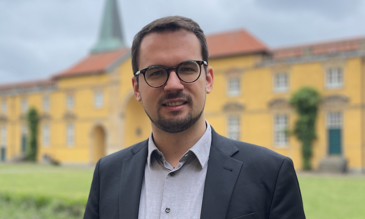 Foto einer Person vor dem Schloss der Universität Osnabrück Foto einer Person vor dem Schloss der Universität Osnabrück